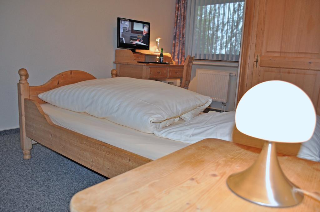 Hellmann\u00B4s Hotel Bremers Bauerndiele Wiefelstede Zimmer foto